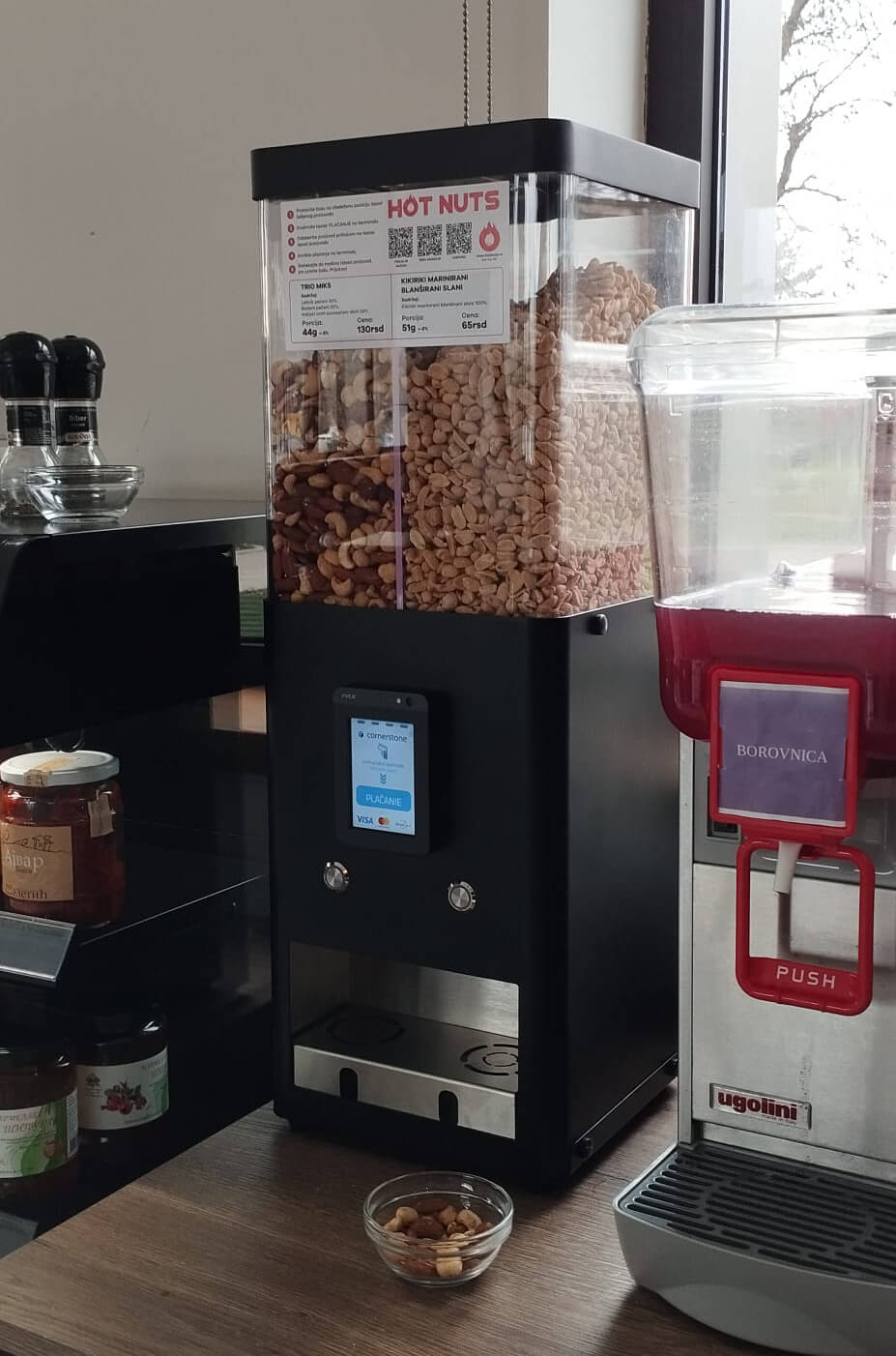 Kompaktni vending automat u poslovnom prostoru